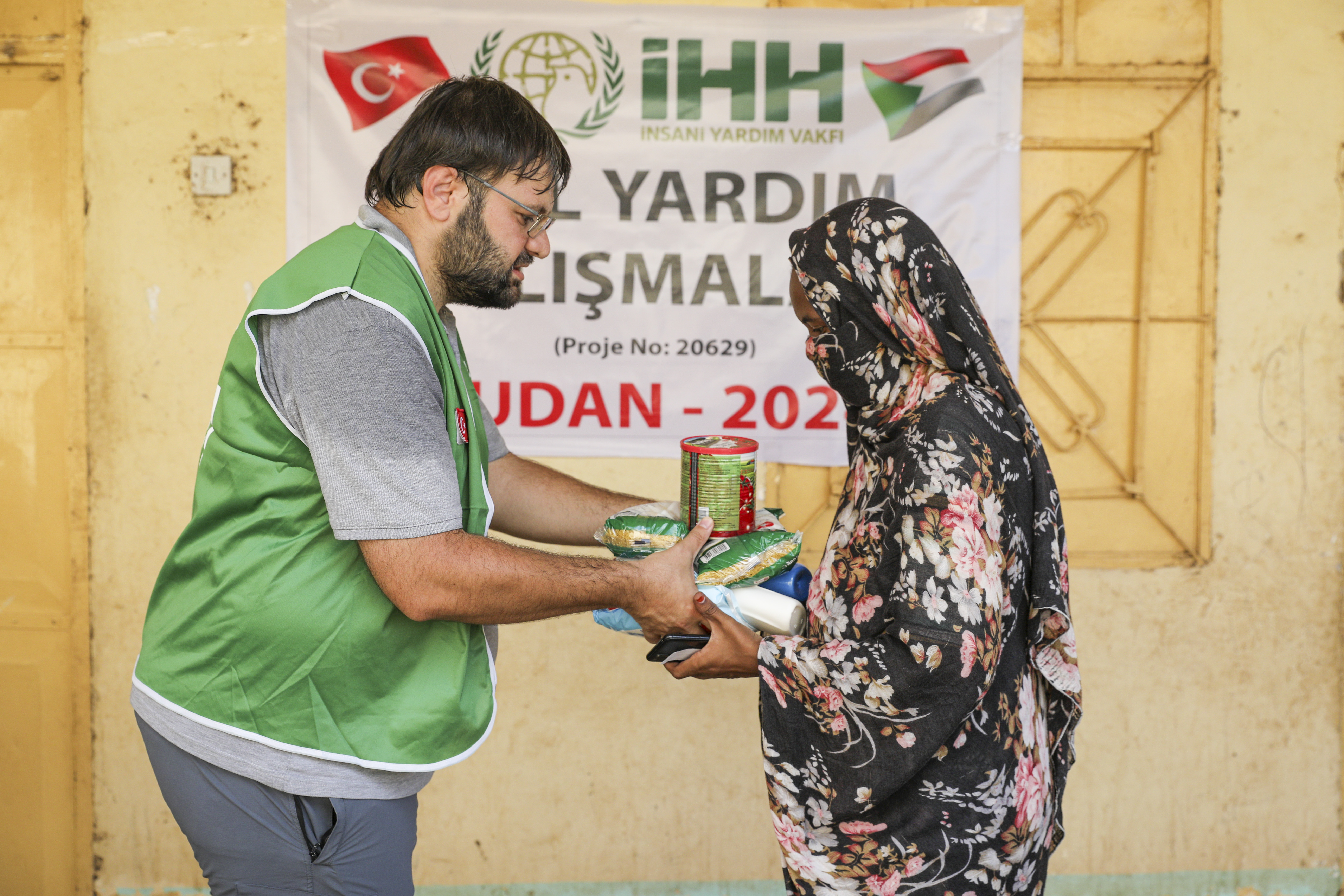 ihh sudana 161 konteyner yardim malzemesi ulastirdi 3 ULU7Y5sV