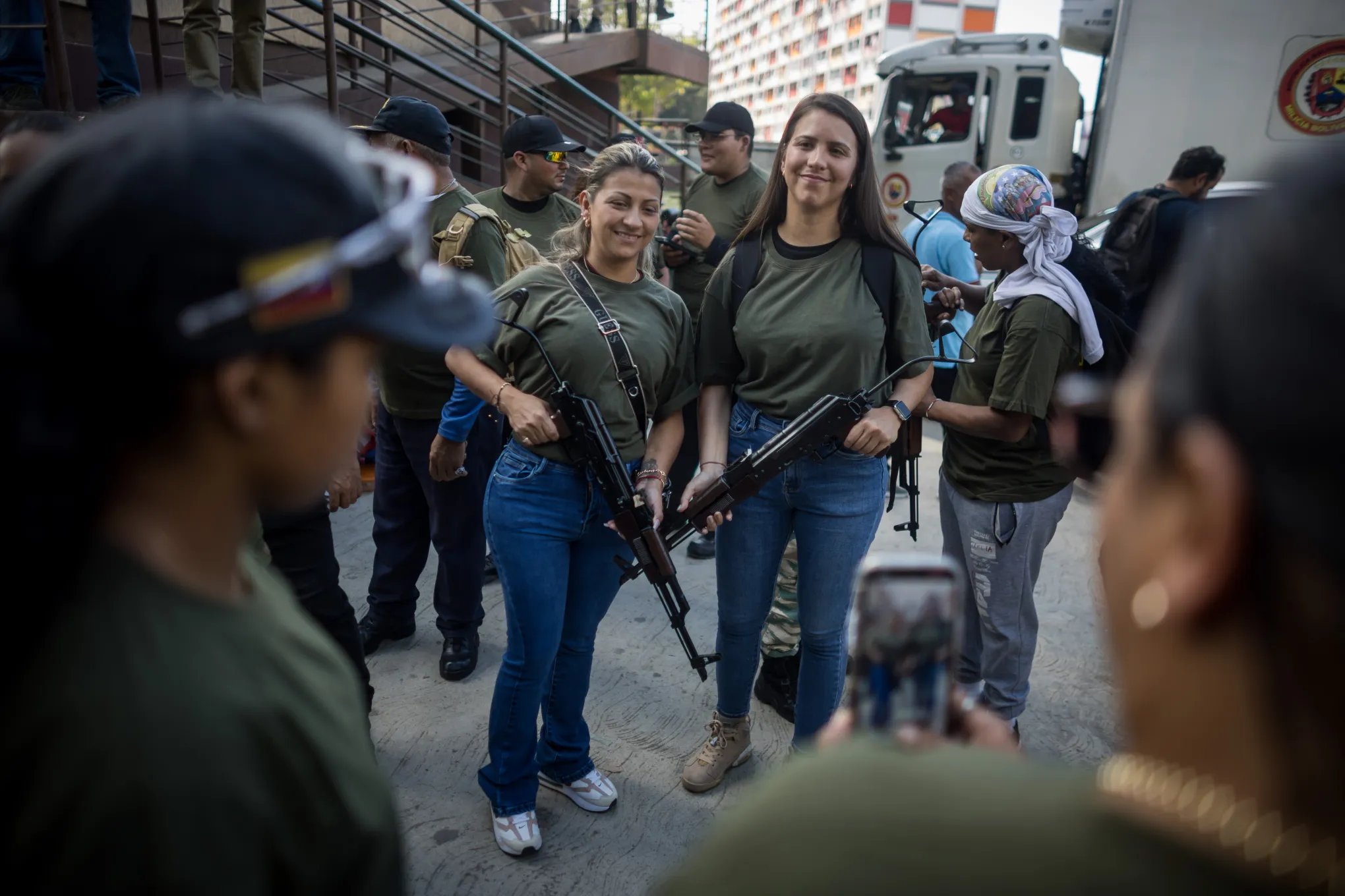 maduro geliyor venezuelada silahlanan sivillerin elleri tetikte abd sodom ve gomorrayi finanse ediyor 0 sJPQRmvQ