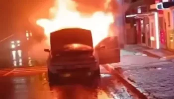 alev topuna donen otomobil trafikte dehset sacti WdLWArIQ