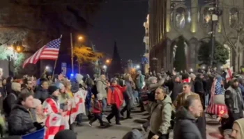 amerikan bayrakli yuruyuse tepki gurcistanda devrim olmayacak vxMdd6zK
