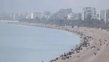 antalyada subat sicakligi konyaalti sahiline tatilciler akin etti 9YDw9yDq
