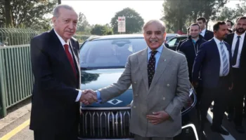 cumhurbaskani erdogan pakistan basbakani serife elektrikli toggu hediye etti cGYw712B