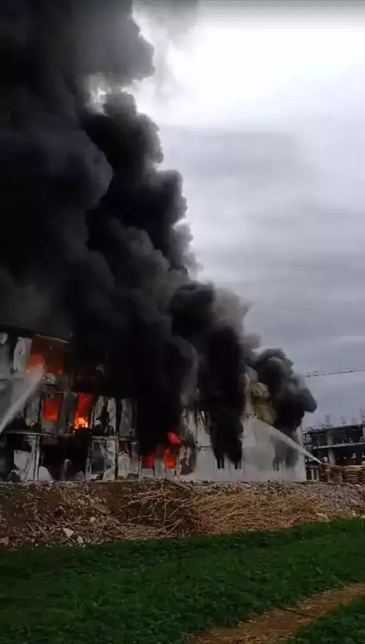hatayda sok yangin iscilerin kaldigi konteynerler kul oldu 3 9bCRleFA