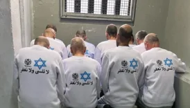 israil davut yildizli tek tip kiyafetle filistinlileri serbest birakti tu4e2C9Q