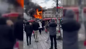 istanbulun semti eminonunde yangin cikti alevler tarihi yapilari tehdit etti 1GGT7yb2
