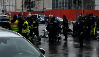 munihte bir arac kalabaligin arasina daldi cok sayida yarali var hbBHekzT