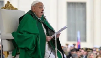 papa franciscusun ayin sirasinda nefesi kesildi zG9OJZrz