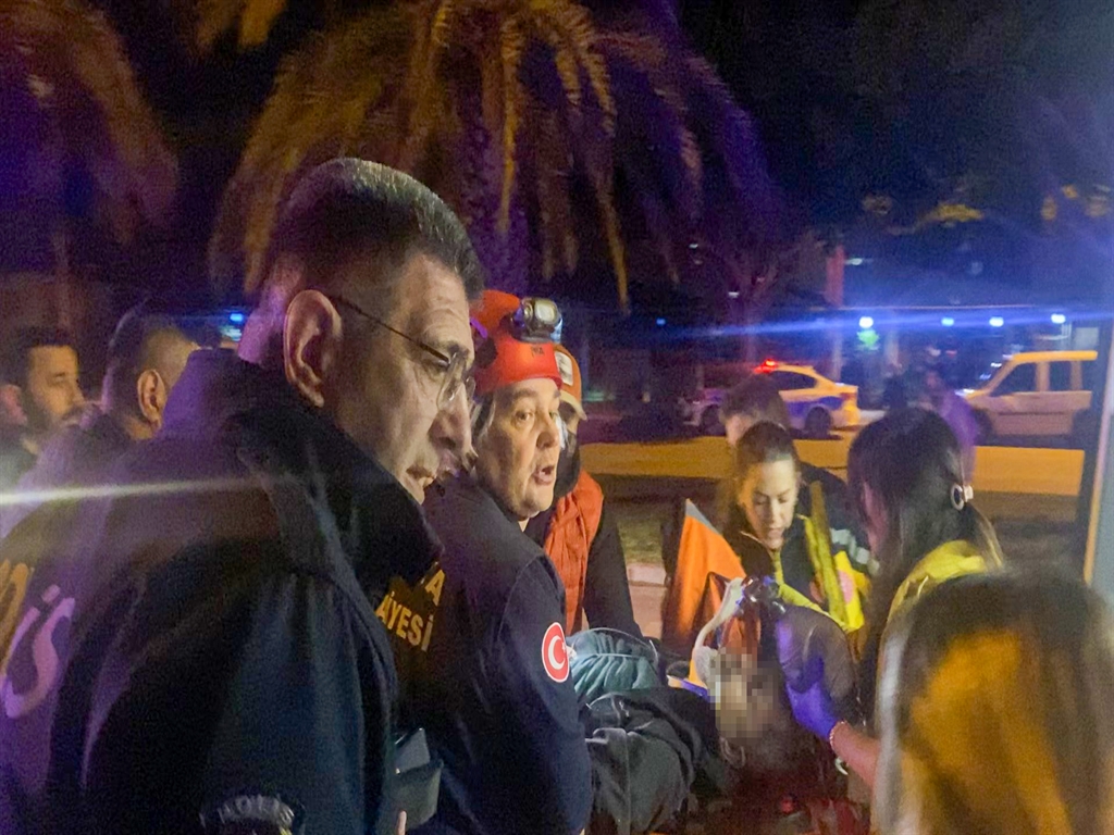 agaca carpan aractaki polis memuru oldu 1 MOs4Y6ZT