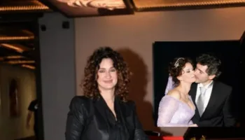 anjelika akbardan bosanma aciklamasi 35 yil once bittigini duyurdu 8QeYmKDR