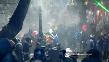 ankarada izinsiz gosterilerde 5 polis yaralandi cok sayida kisi gozaltina alindi J4nrLXew