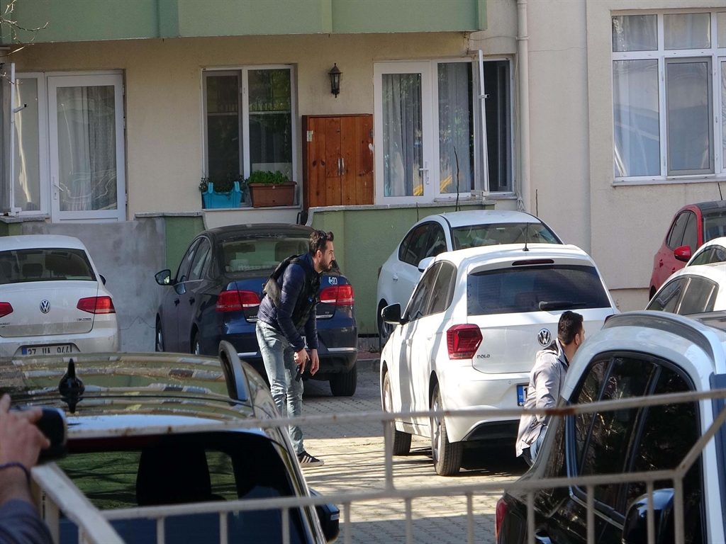 annesini rehin aldi komsusunu yaraladi polise ates acti catismada oldu 1 6zPl45Pq