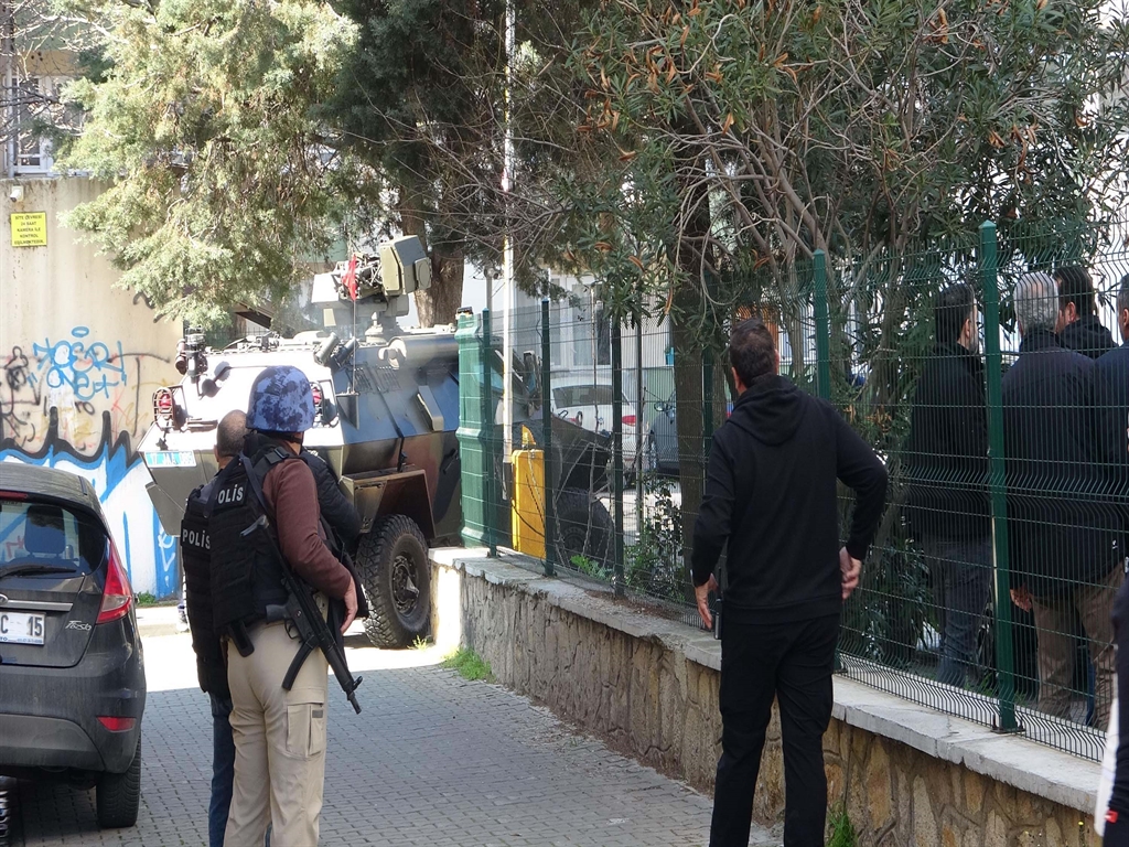 annesini rehin aldi komsusunu yaraladi polise ates acti catismada oldu 2 LbZwfyUY
