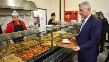 bakan bolat istanbul havalimaninda taksicilerle iftar yapti vD4g43xn