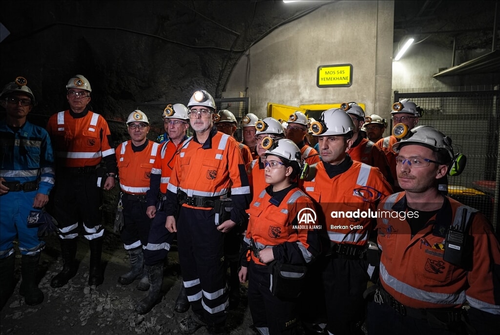 bakan isikhan izmirde maden iscileriyle sahurda bir araya geldi 3 wwjRSC1y
