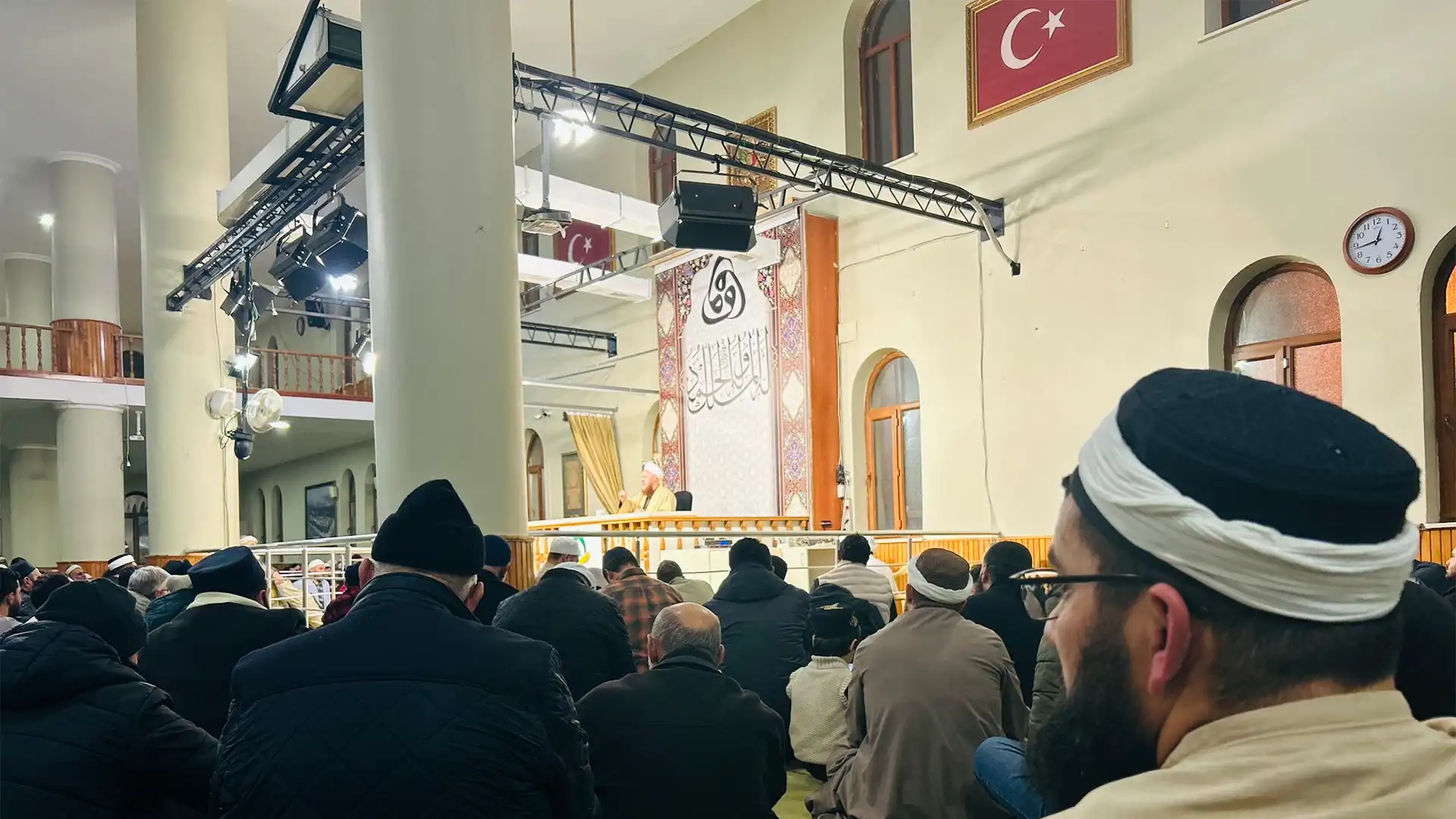 ber et gecesinde binlerce kisi hayder programlarinda bulustu 1 We6tMbb2