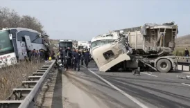 bilecikte zincirleme trafik kazasi tirin otobuse carpmasiyla 11 kisi yaralandi 9uiea7Ml