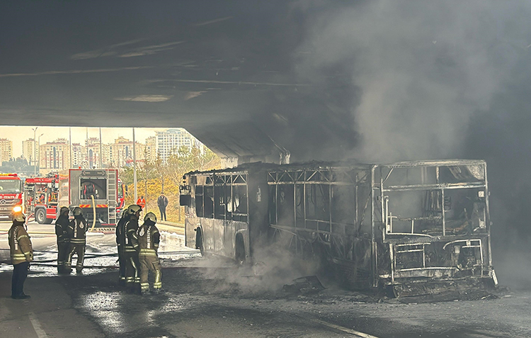 bir iett otobusu daha kule dondu 0 VG4Q62EZ