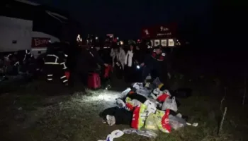 canakkalede tur otobusu yoldan cikti 11 yarali jtwcQdnz