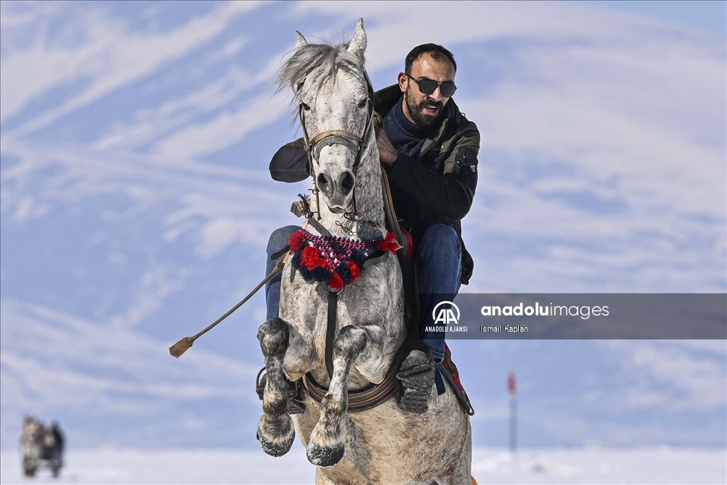 cildir golu buzla kaplanarak ziyaretcilerini bekliyor 0