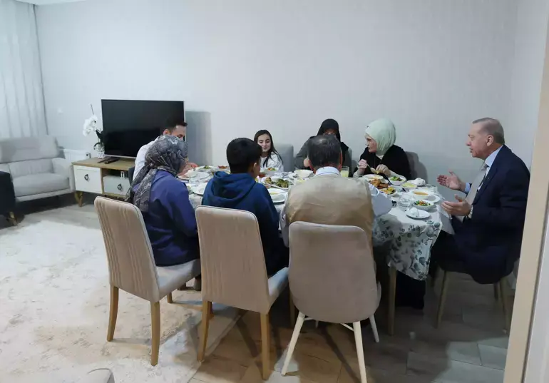 cumhurbaskani erdogandan surpriz ziyaret vatandasin sofrasina oturdu 2 aA7FDR7M