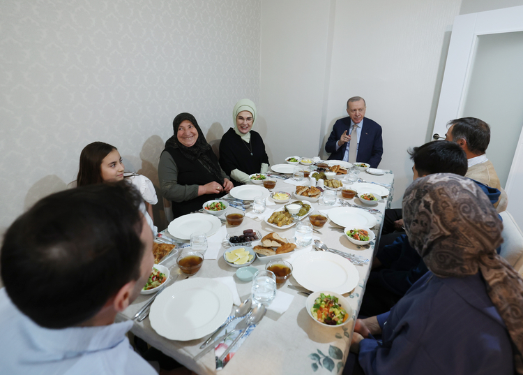 erdogan fidan ailesinin iftar sofrasina konuk oldu 0 V1udivMW