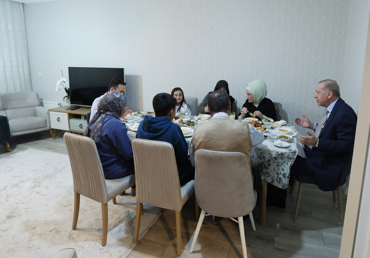 erdogan fidan ailesinin iftar sofrasina konuk oldu 1 ZVKgTlIc