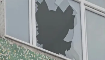 fatihte dovdukleri arkadaslarini camdan attilar OnPOykc8