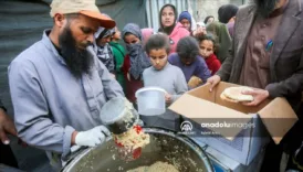 gazze seridinde yerinden edilen filistinlilere yemek dagitimi suruyor WpCqWDVU