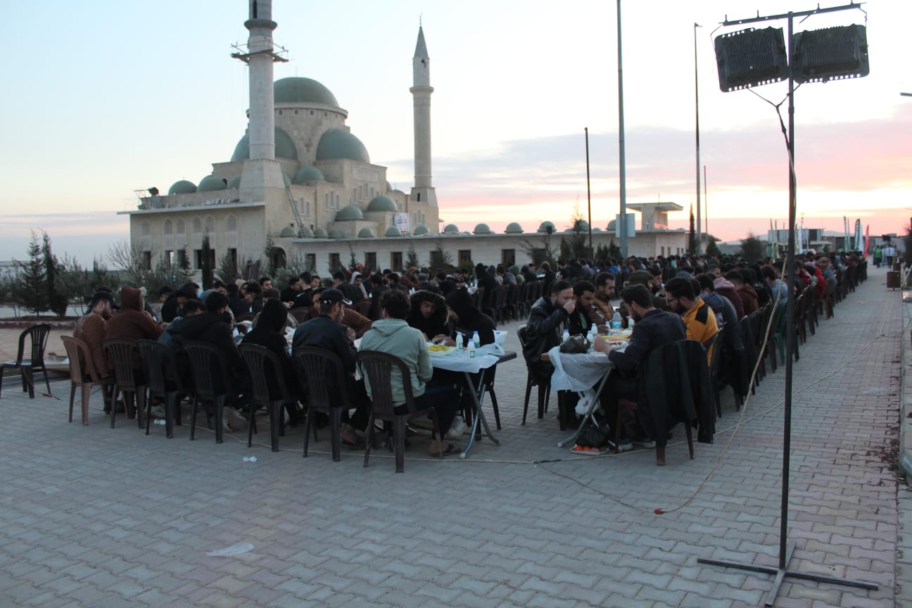 genc ihh suriyede 13 universitede 7 bin kisiye iftar verdi 2 sNKm2iQE