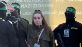 hamasin esirlerine sasirtan jest pesahta dua kitabi ve mum dagittilar RICRtiiw