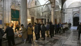 imamoglu eylemlerinde tahrip edilen camide koruma nobeti zElSmWKH