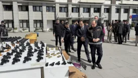 istanbulda operasyon ele gecirilen silahlar sergilendi 1njZJYPF