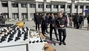 istanbulda operasyon ele gecirilen silahlar sergilendi 1njZJYPF