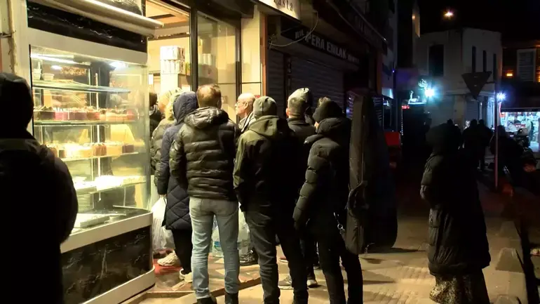 istanbulun sokaklarini davulcular senlendirdi pide kuyruklari olustu 0 U8GYO9hf