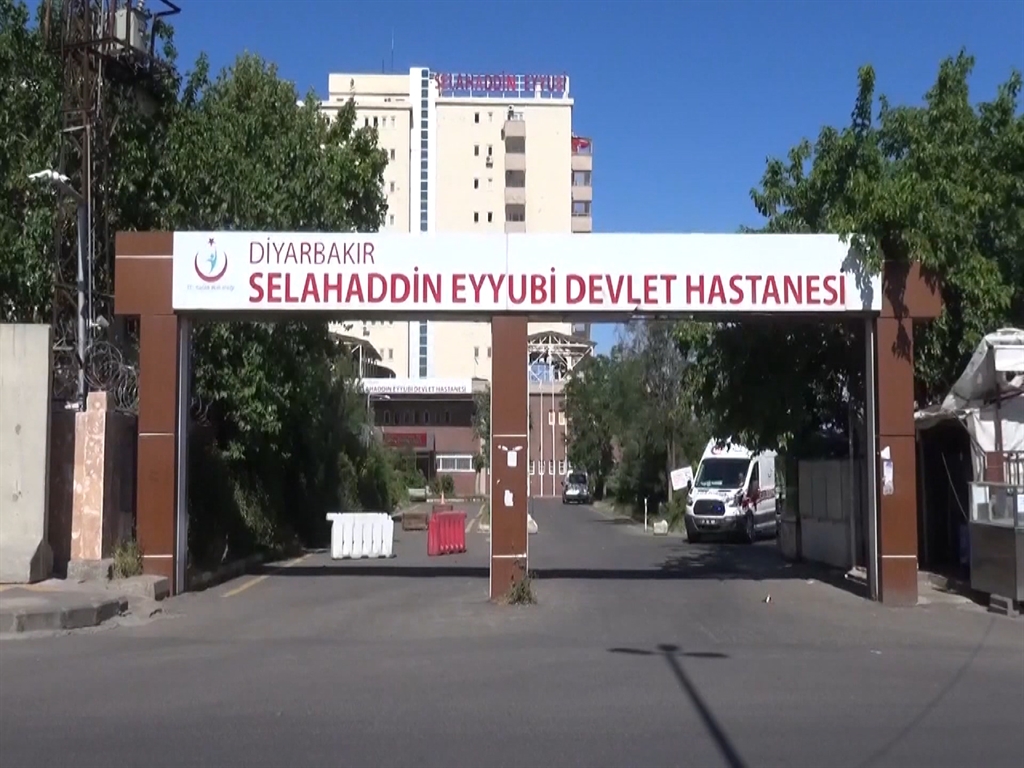 kadin ogretmeni yumruklayip sirtindan bicakladi 2 yHALi3qF