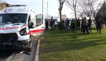 kocaelide feci carpisma ambulans ve hafif ticari arac birbirine girdi pKKN9bKJ