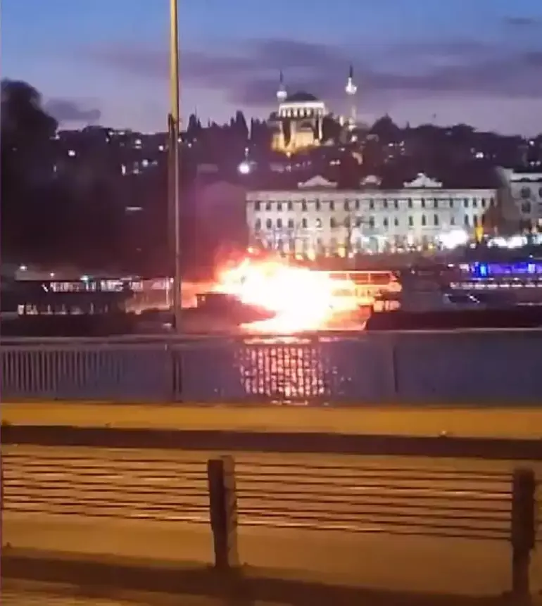 korkunc yangin halicte iki tekne tamamen kule dondu 4 RrEwulRE