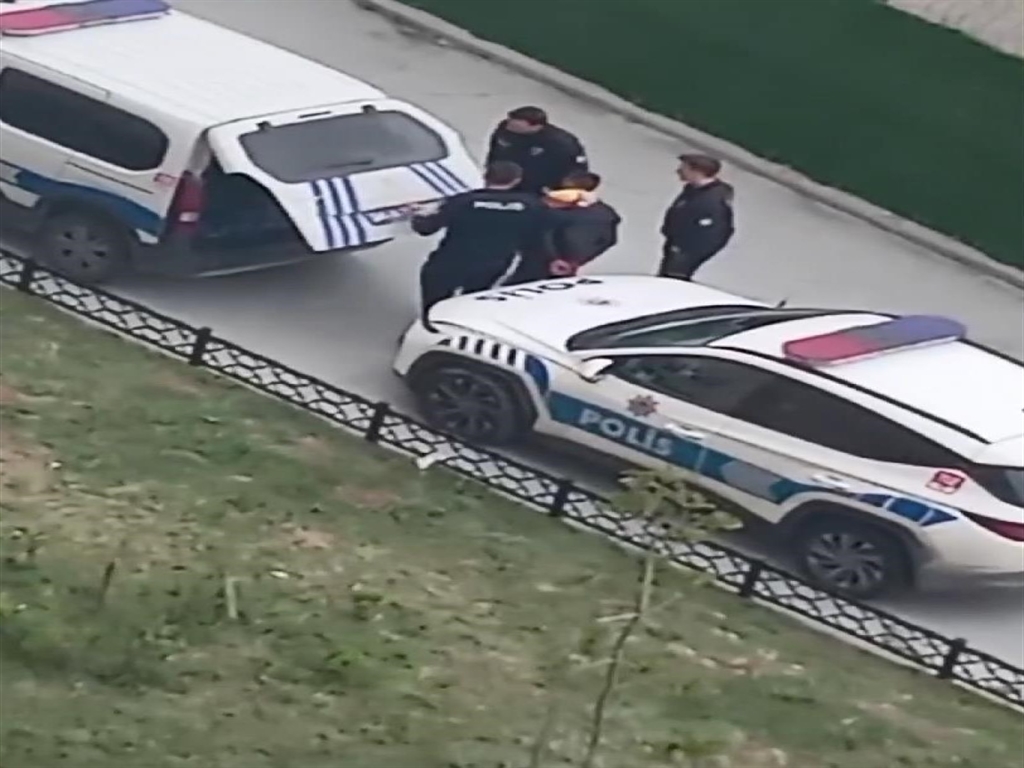 mutfak gorevlisiyim diyerek kiz yurduna girdi takip ettigi ogrenciye arkadaslik teklif etti 1 dWvT8QHr