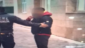 mutfak gorevlisiyim diyerek kiz yurduna girdi takip ettigi ogrenciye arkadaslik teklif etti G8I9zyrD