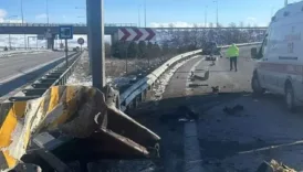 nigde nevsehir yolunda k bus bariyerlere carpan aractan aci haber geldi DC9XrWvG