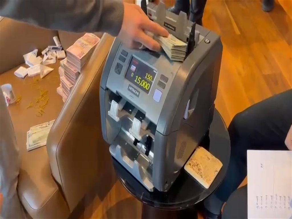 nuhoglunun ofisinde 13 milyon dolar ele gecirildi 0 GvI7kHYj