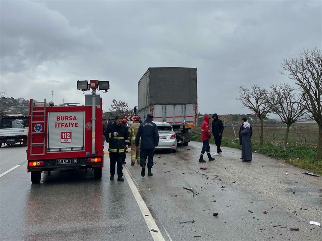 otomobil kamyonun altina girdi 1 agir yarali 1