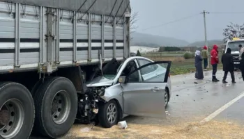 otomobil kamyonun altina girdi 1 agir yarali 6EQaqe55
