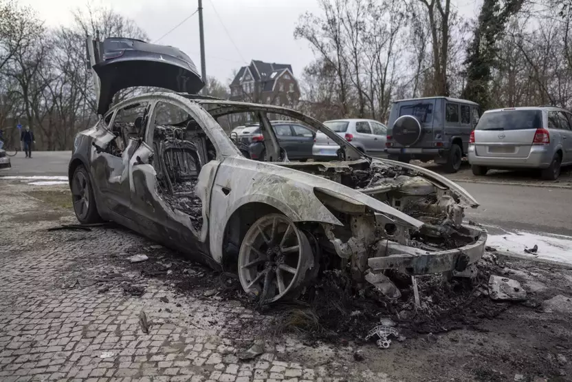 tesla araclar goruldugu yerde atese veriliyor 1 S6IRUlwy