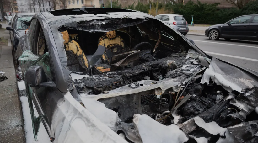 tesla araclar goruldugu yerde atese veriliyor 3 AMRPswPA