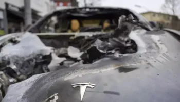 tesla araclar goruldugu yerde atese veriliyor KpLVM9I9