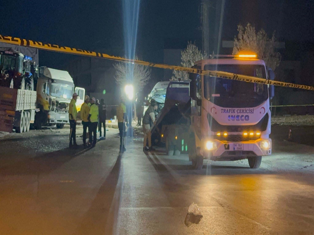 tir ekip otosuna arkadan carpti 1 polis sehit 2 polis agir yarali 1 7YtU8stO