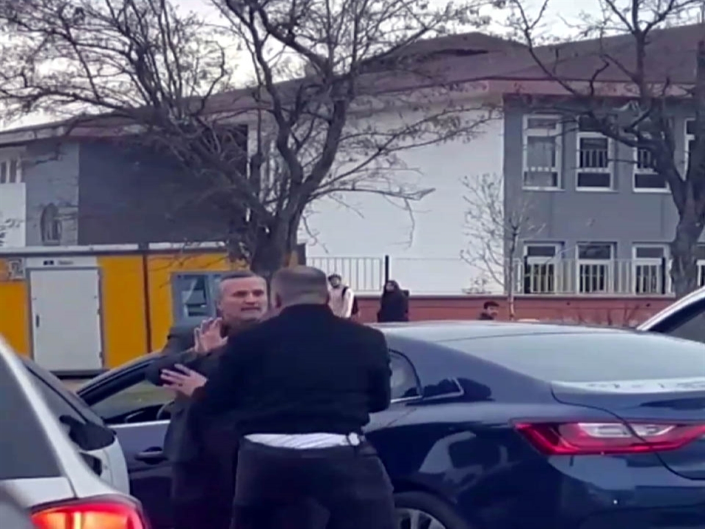 trafikte tartistigi kisiye silah cekti 1 Pw61F5cB