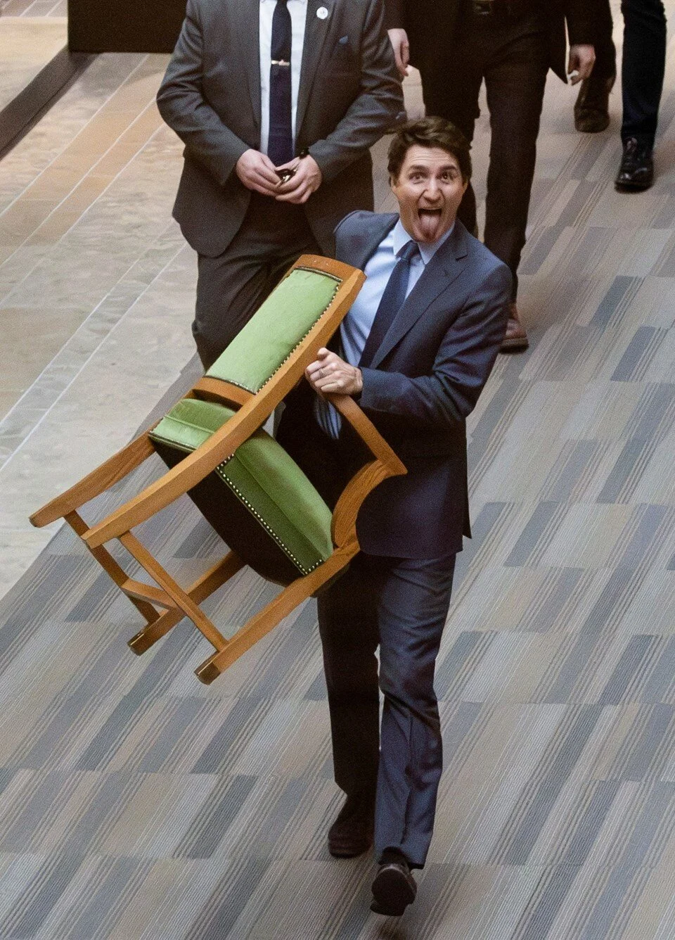 trudeau giderken sandalyesini de goturdu 10 yil kanadayi yagmaladi 0