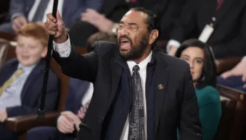 trump demokrat uyeyi salondan kovdurdu bdEaXrvQ